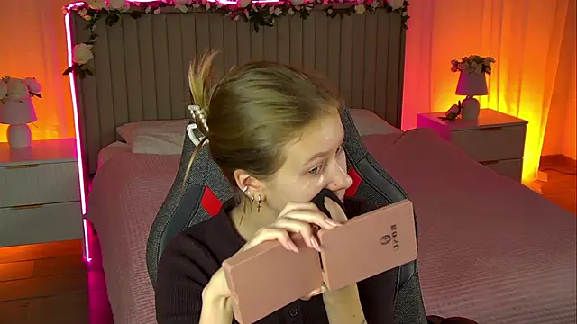 Snapshot of EveMundie chatting on October 29, 2025, 12:18 pm EveMundie online show from October 29, 2025, 12:18 pm