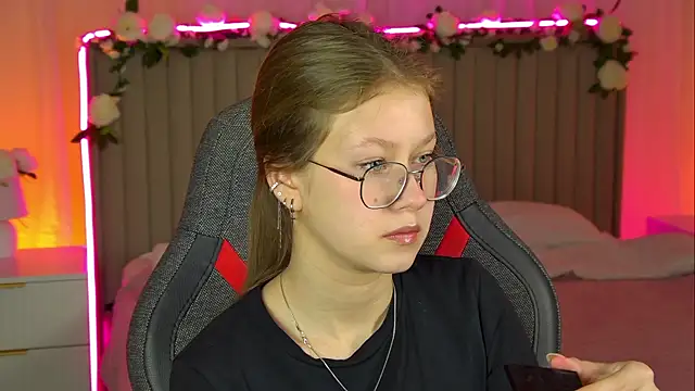 Snapshot of EveMundie chatting on November 7, 2025, 9:53 am EveMundie online show from November 7, 2025, 9:53 am