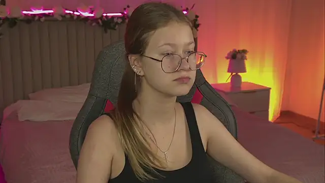 Snapshot of EveMundie chatting on November 10, 2025, 6:23 am EveMundie online show from November 10, 2025, 6:23 am