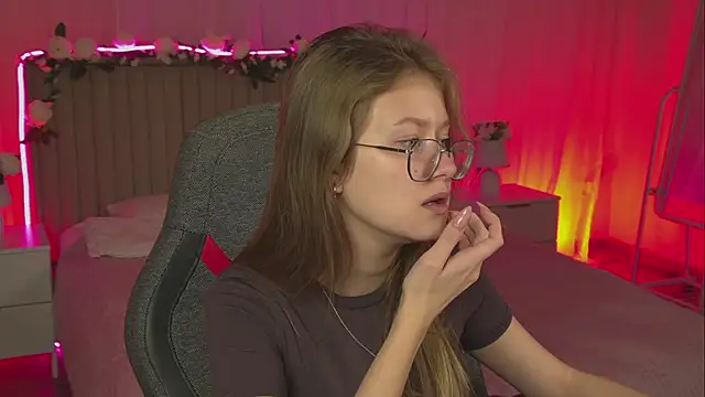 Snapshot of EveMundie chatting on November 12, 2025, 12:27 pm EveMundie online show from November 12, 2025, 12:27 pm