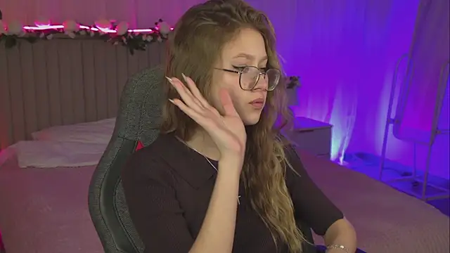 Snapshot of EveMundie chatting on November 14, 2025, 10:03 am EveMundie online show from November 14, 2025, 10:03 am