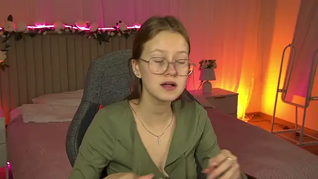 Snapshot of EveMundie chatting on November 17, 2025, 6:30 am EveMundie online show from November 17, 2025, 6:30 am