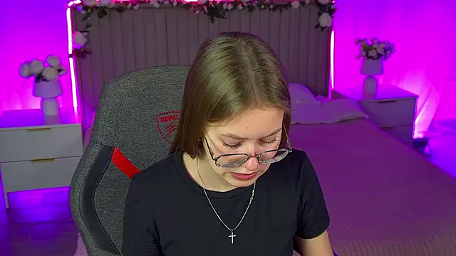 Snapshot of EveMundie chatting on November 25, 2025, 12:38 pm EveMundie online show from November 25, 2025, 12:38 pm