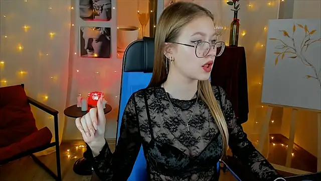 Snapshot of EveMundie chatting on December 2, 2025, 12:54 pm EveMundie online show from December 2, 2025, 12:54 pm