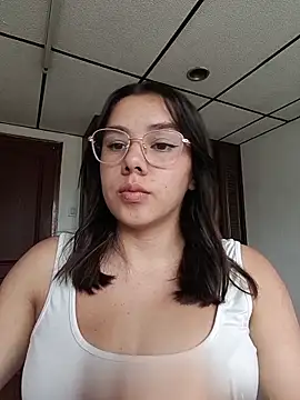 Snapshot of EmmaSulivan chatting on April 28, 2026, 8:14 pm EmmaSulivan online show from April 28, 2026, 8:14 pm