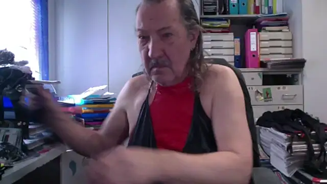 HMStraps01 online show from April 15, 2026, 8:32 am