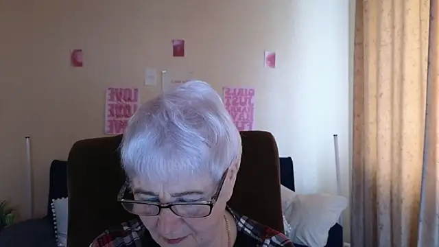 Snapshot of Sandra_Snowflake chatting on May 13, 2026, 4:21 am Sandra Snowflake online show from May 13, 2026, 4:21 am