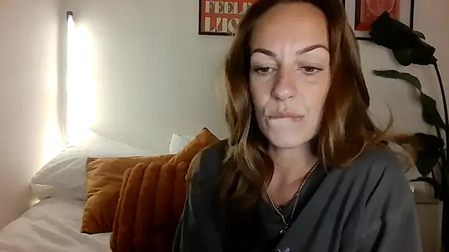 Snapshot of Edenfox- chatting on July 31, 2026, 10:53 pm Edenfox- online show from July 31, 2026, 10:53 pm