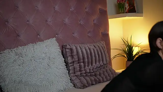 Snapshot of MaiaMini chatting on October 8, 2025, 11:35 pm MaiaMini online show from October 8, 2025, 11:35 pm