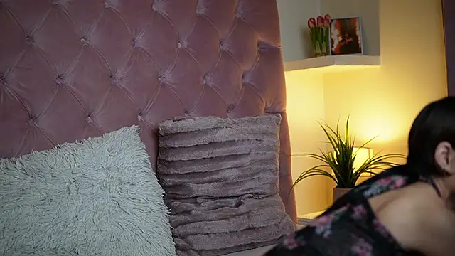 Snapshot of MaiaMini chatting on October 10, 2025, 10:53 pm MaiaMini online show from October 10, 2025, 10:53 pm