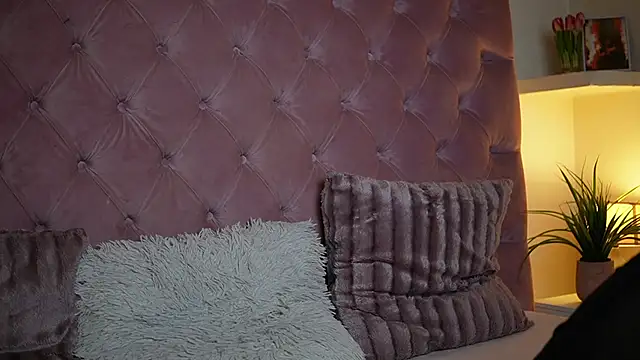 Snapshot of MaiaMini chatting on October 12, 2025, 8:52 pm MaiaMini online show from October 12, 2025, 8:52 pm