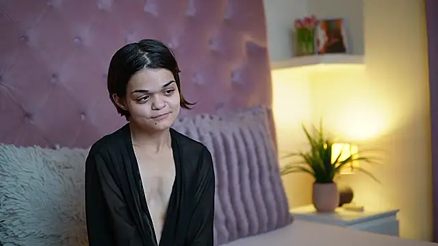 Snapshot of MaiaMini chatting on October 19, 2025, 7:03 pm MaiaMini online show from October 19, 2025, 7:03 pm