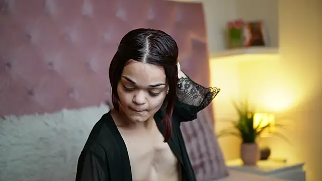 Snapshot of MaiaMini chatting on November 5, 2025, 8:31 pm MaiaMini online show from November 5, 2025, 8:31 pm