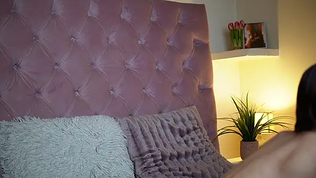 Snapshot of MaiaMini chatting on November 12, 2025, 9:03 pm MaiaMini online show from November 12, 2025, 9:03 pm