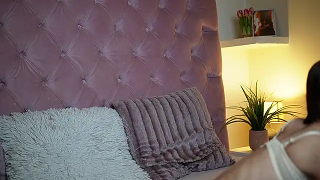 Snapshot of MaiaMini chatting on November 13, 2025, 10:52 pm MaiaMini online show from November 13, 2025, 10:52 pm