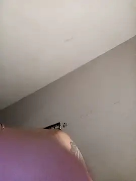 Snapshot of LeonRoots chatting on October 17, 2025, 6:27 am LeonRoots online show from October 17, 2025, 6:27 am