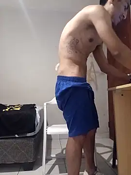 Snapshot of LeonRoots chatting on November 2, 2025, 4:42 pm LeonRoots online show from November 2, 2025, 4:42 pm