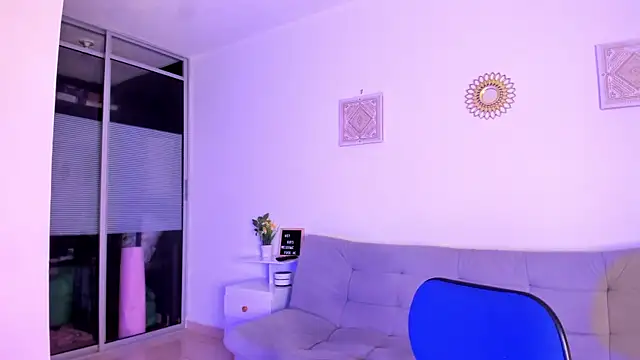 emily-777 online show from December 18, 2025, 9:43 pm