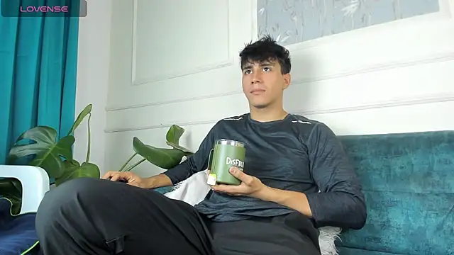 Allex Cano online show from December 17, 2025, 1:17 pm