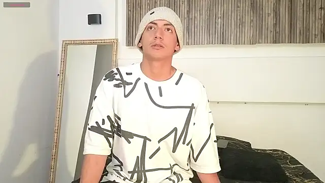 Snapshot of aron_and_paula chatting on September 25, 2025, 2:48 am aron and paula online show from September 25, 2025, 2:48 am