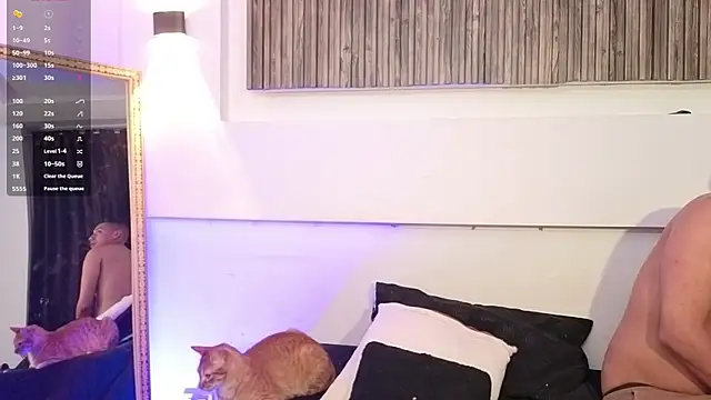 Snapshot of aron_and_paula chatting on October 22, 2025, 5:08 am aron and paula online show from October 22, 2025, 5:08 am