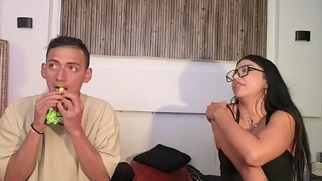 Snapshot of aron_and_paula chatting on October 31, 2025, 4:02 am aron and paula online show from October 31, 2025, 4:02 am