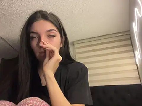 DesireLuxe online show from March 31, 2026, 7:09 am