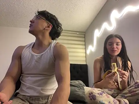 DesireLuxe online show from April 17, 2026, 6:38 am