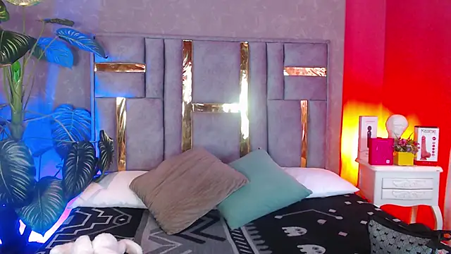 Tyla Ks online show from December 2, 2025, 8:48 pm