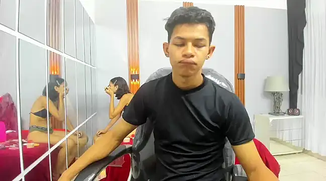 Snapshot of leslieanddrako chatting on February 28, 2025, 10:50 pm leslieanddrako online show from February 28, 2025, 10:50 pm