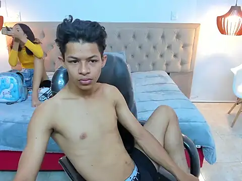 Snapshot of leslieanddrako chatting on October 5, 2025, 5:33 pm leslieanddrako online show from October 5, 2025, 5:33 pm