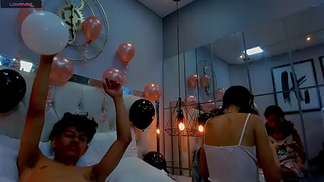 Snapshot of leslieanddrako chatting on October 14, 2025, 6:20 pm leslieanddrako online show from October 14, 2025, 6:20 pm