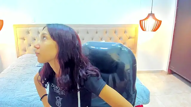 Snapshot of leslieanddrako chatting on November 7, 2025, 10:32 pm leslieanddrako online show from November 7, 2025, 10:32 pm