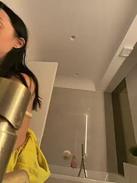 Snapshot of Mia_Splash chatting on April 15, 2026, 8:10 am Mia Splash online show from April 15, 2026, 8:10 am