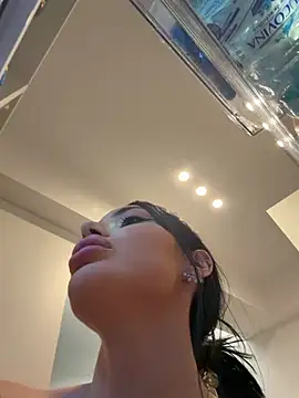 Mia Splash online show from May 15, 2026, 7:32 pm