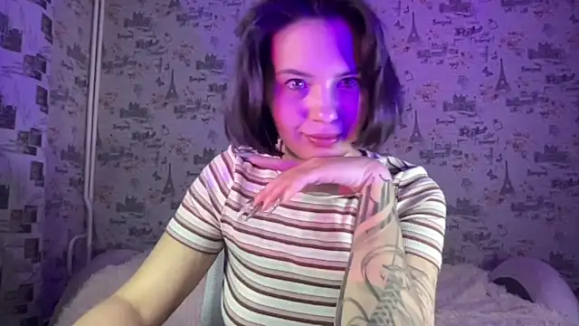 Just Scarlet  online show from October 18, 2025, 11:55 am