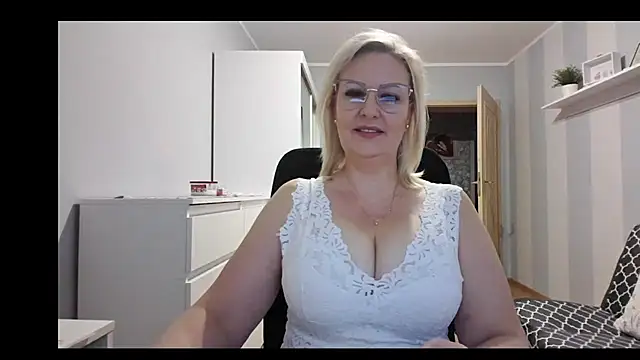 Snapshot of DianaLive chatting on December 5, 2025, 7:28 am DianaLive online show from December 5, 2025, 7:28 am