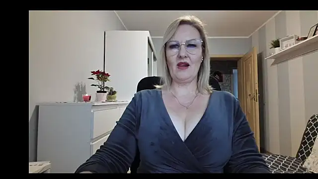 Snapshot of DianaLive chatting on December 15, 2025, 1:26 pm DianaLive online show from December 15, 2025, 1:26 pm