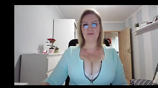Snapshot of DianaLive chatting on December 19, 2025, 9:05 am DianaLive online show from December 19, 2025, 9:05 am