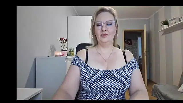 Snapshot of DianaLive chatting on February 4, 2026, 7:14 am DianaLive online show from February 4, 2026, 7:14 am