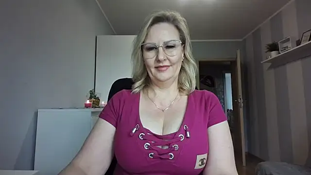 Snapshot of DianaLive chatting on February 23, 2026, 9:28 am DianaLive online show from February 23, 2026, 9:28 am
