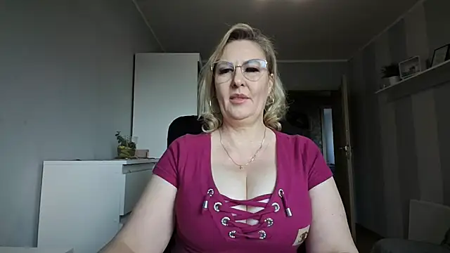 Snapshot of DianaLive chatting on March 10, 2026, 7:35 am DianaLive online show from March 10, 2026, 7:35 am