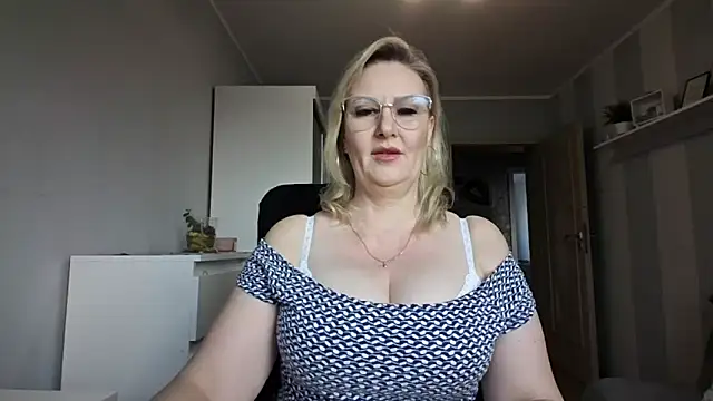 Snapshot of DianaLive chatting on March 11, 2026, 7:14 am DianaLive online show from March 11, 2026, 7:14 am