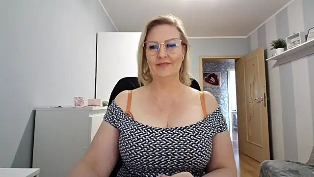 Snapshot of DianaLive chatting on March 28, 2026, 11:43 am DianaLive online show from March 28, 2026, 11:43 am