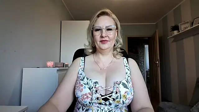 Snapshot of DianaLive chatting on April 1, 2026, 6:14 am DianaLive online show from April 1, 2026, 6:14 am