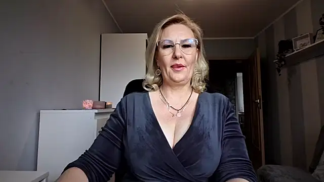 Snapshot of DianaLive chatting on April 7, 2026, 6:25 am DianaLive online show from April 7, 2026, 6:25 am