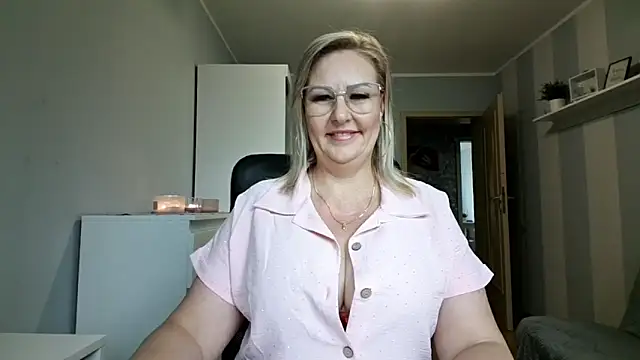 Snapshot of DianaLive chatting on May 18, 2026, 6:30 am DianaLive online show from May 18, 2026, 6:30 am