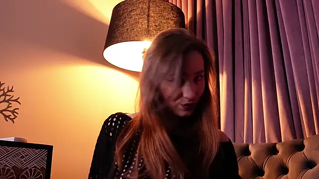 Snapshot of IsoldeBlis chatting on October 17, 2025, 8:33 pm IsoldeBlis online show from October 17, 2025, 8:33 pm