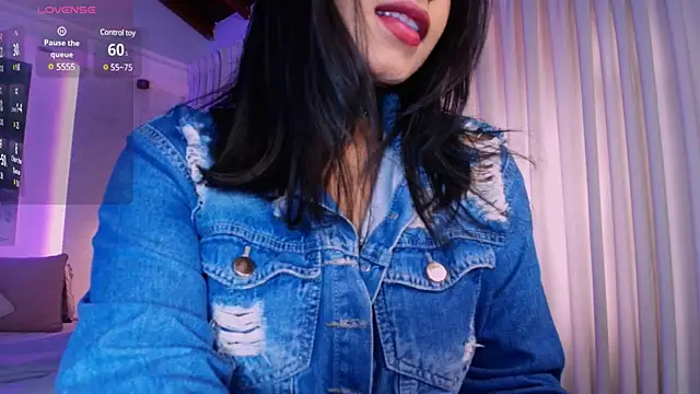 hannah thomson  online show from March 3, 2025, 7:39 pm