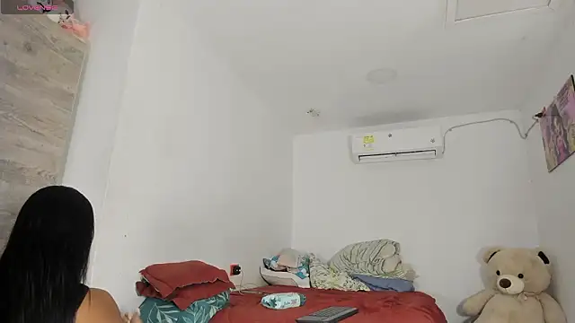 flor herrera01 online show from March 10, 2026, 5:12 am